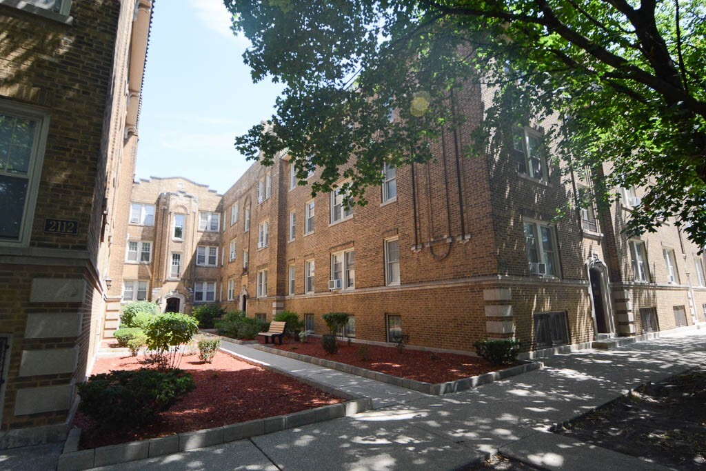 2105 W Ainslie St in Chicago, IL - Foto de edificio