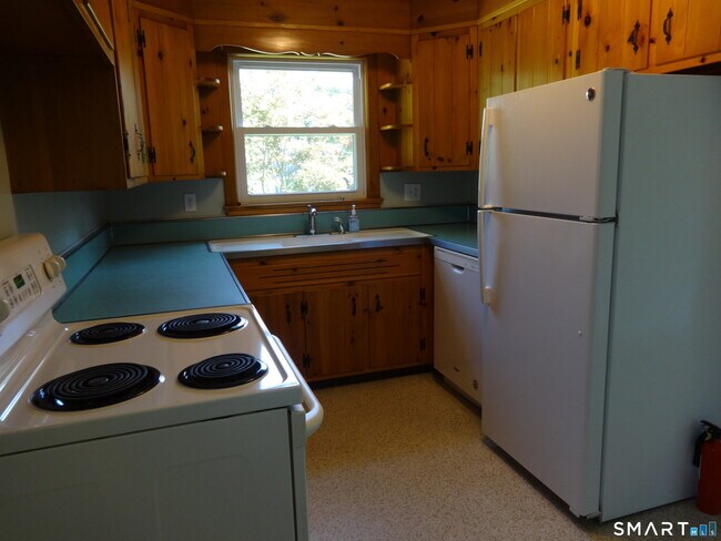 73 Soundview Rd in Ridgefield, CT - Building Photo - Building Photo