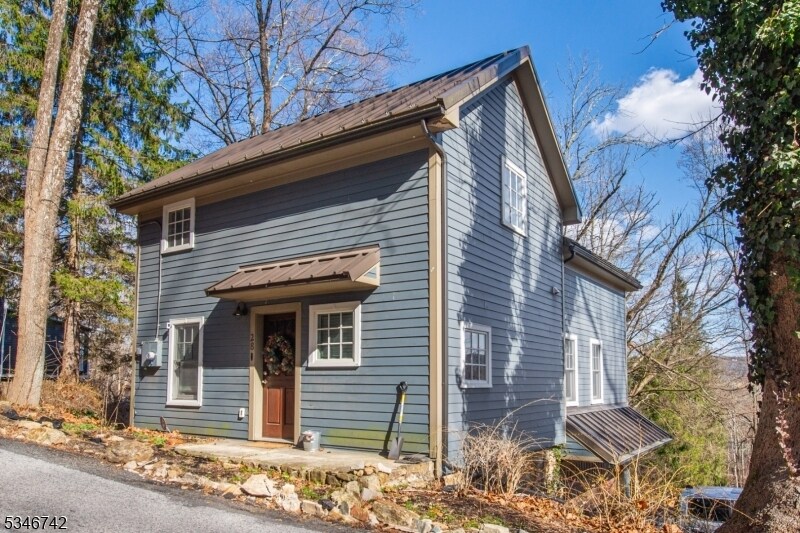 28 Middle Valley Rd in Washington Township, NJ - Building Photo