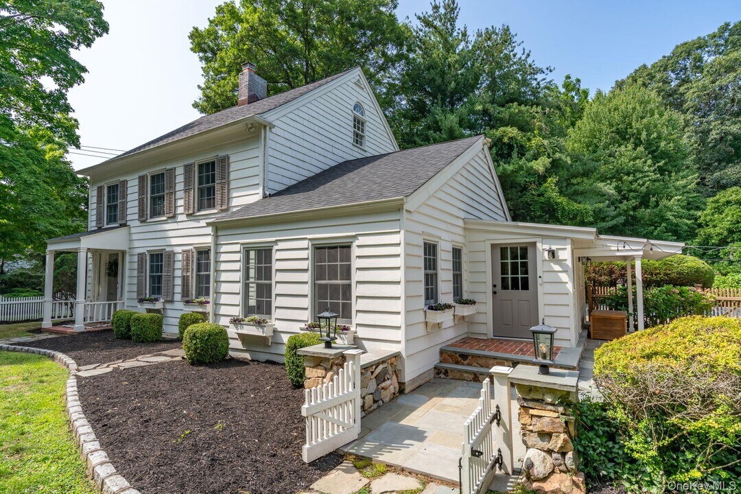 40 Goose Hill Rd in Cold Spring Harbor, NY - Building Photo