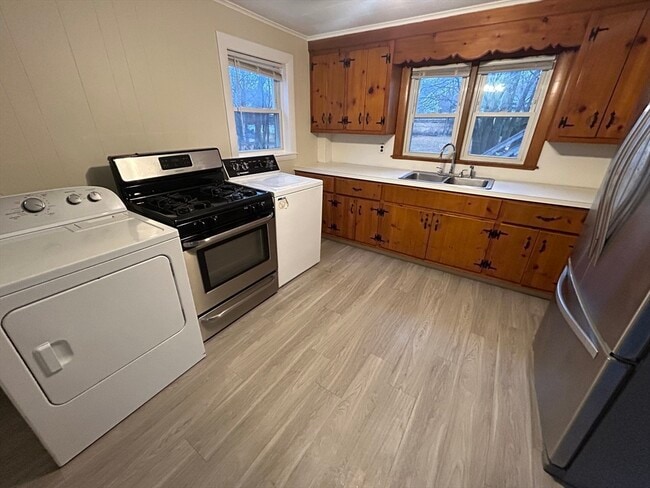 16 E Walnut St in Milford, MA - Building Photo - Building Photo