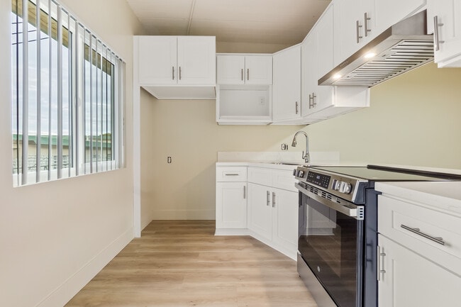 Torrance 44 in Torrance, CA - Foto de edificio - Building Photo