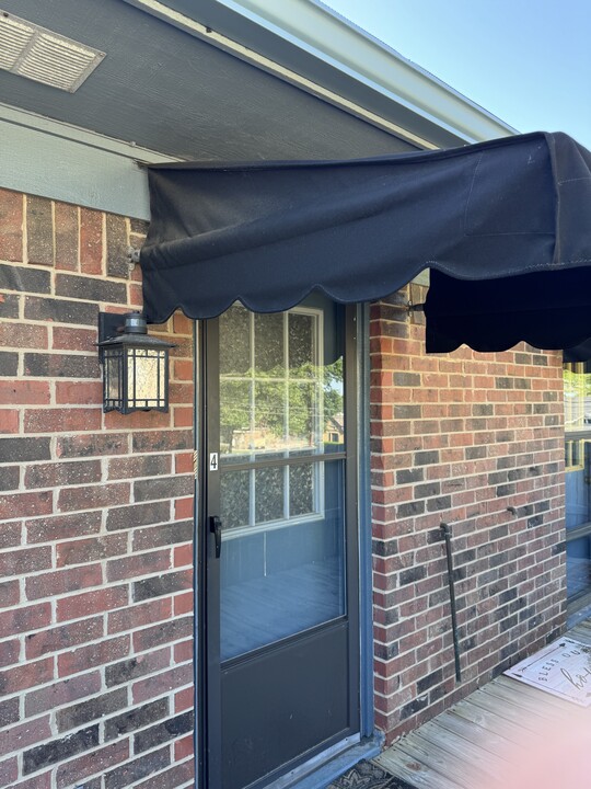 500 E College St in Athens, TX - Building Photo