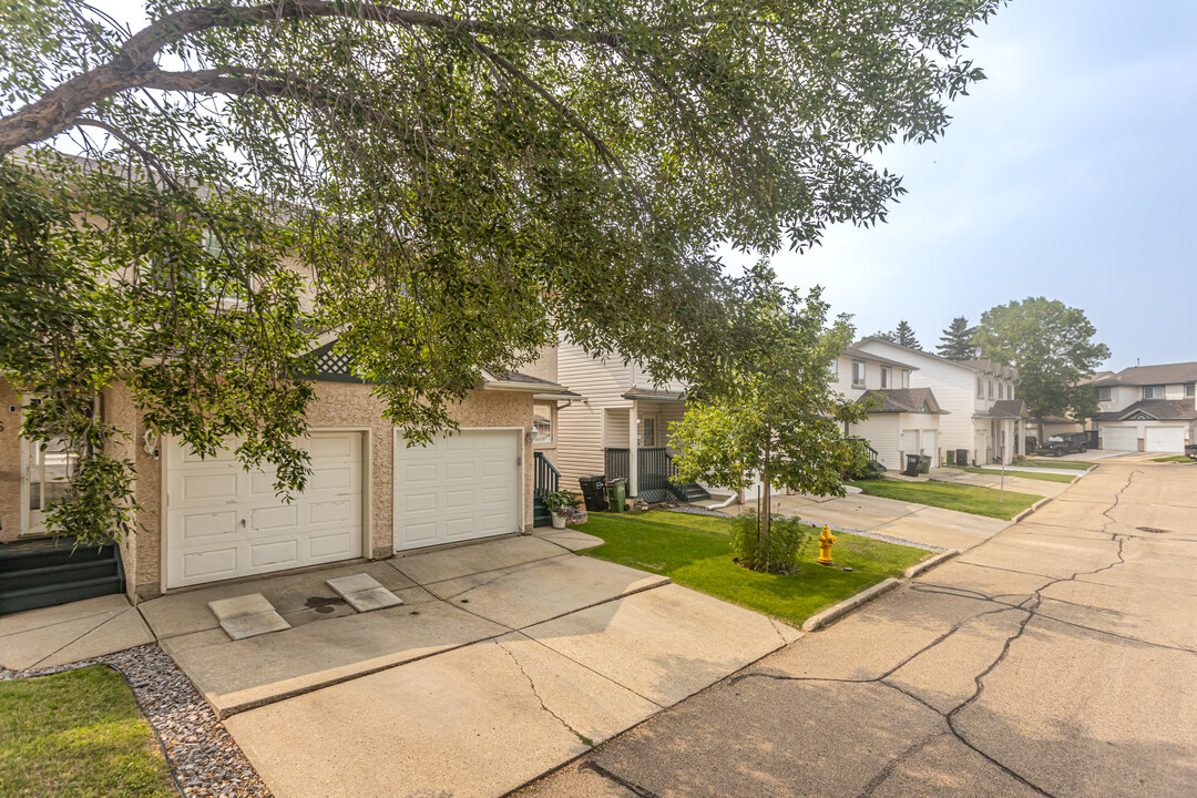 Brookridge Park On Kennedale Ravine in Edmonton, AB - Building Photo