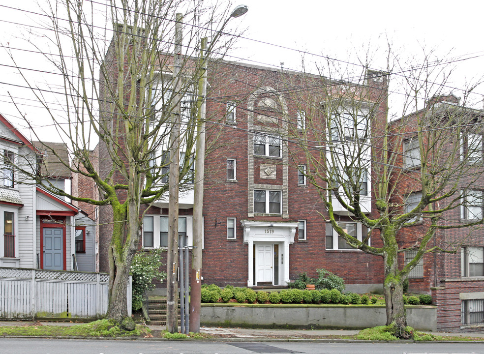 Beachmont Apartments in Seattle, WA - Building Photo