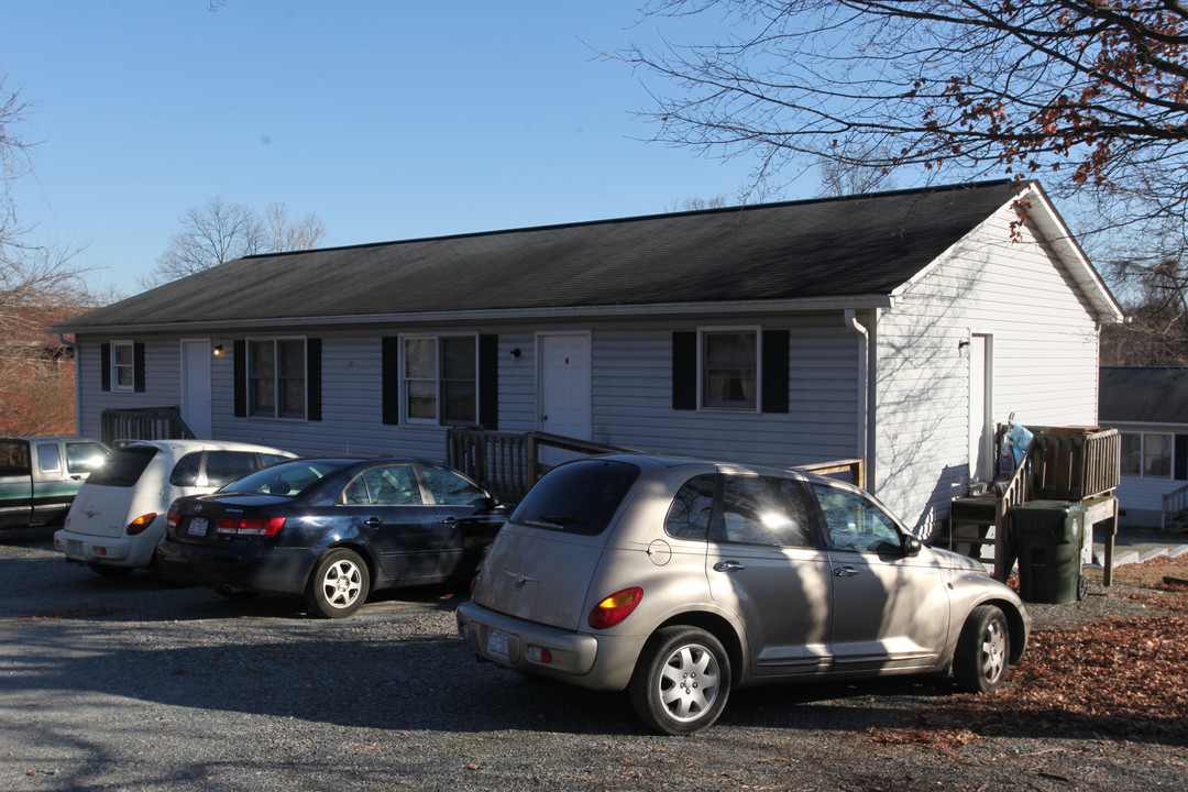 21 W Colonial Dr in Thomasville, NC - Building Photo