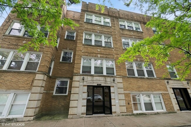 property at 3849 W Ainslie St