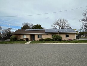 1035 W Walnut St in Willows, CA - Building Photo - Building Photo