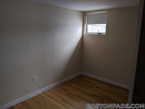 385 Dorchester St, Unit B4 in Boston, MA - Building Photo - Building Photo