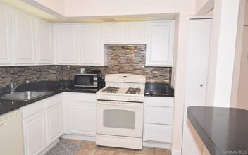 206-14 Emily Rd in Queens, NY - Building Photo - Building Photo