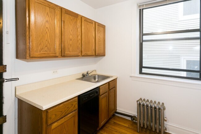 1913 W Larchmont Ave, Unit B2 in Chicago, IL - Foto de edificio - Building Photo