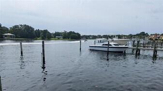 2424 W Tampa Bay Blvd in Tampa, FL - Building Photo