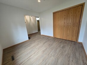 18 Vail Cir in Grand Forks, ND - Building Photo - Building Photo