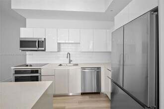 101 Diplomat Pkwy in Hallandale Beach, FL - Foto de edificio - Building Photo