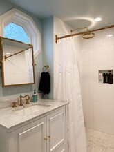 90 Van Zandt Ave in Newport, RI - Building Photo - Building Photo