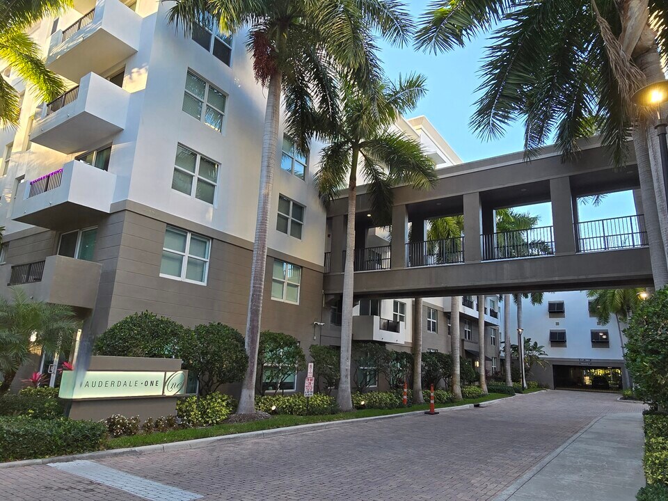 2421 NE 65th St, Unit 103 in Fort Lauderdale, FL - Building Photo