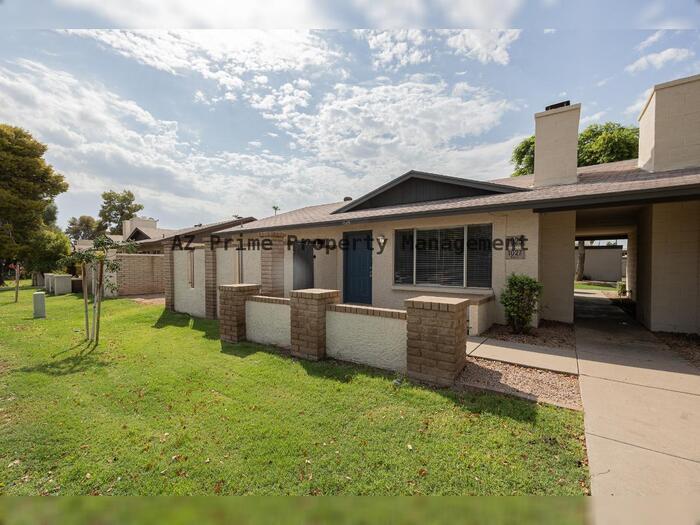 1025 W Laguna Dr in Tempe, AZ - Foto de edificio