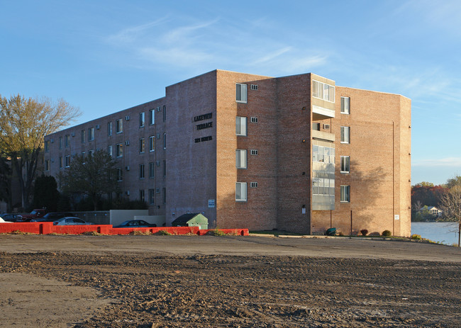 Lakeview Terrace in Oakdale, MN - Foto de edificio - Building Photo