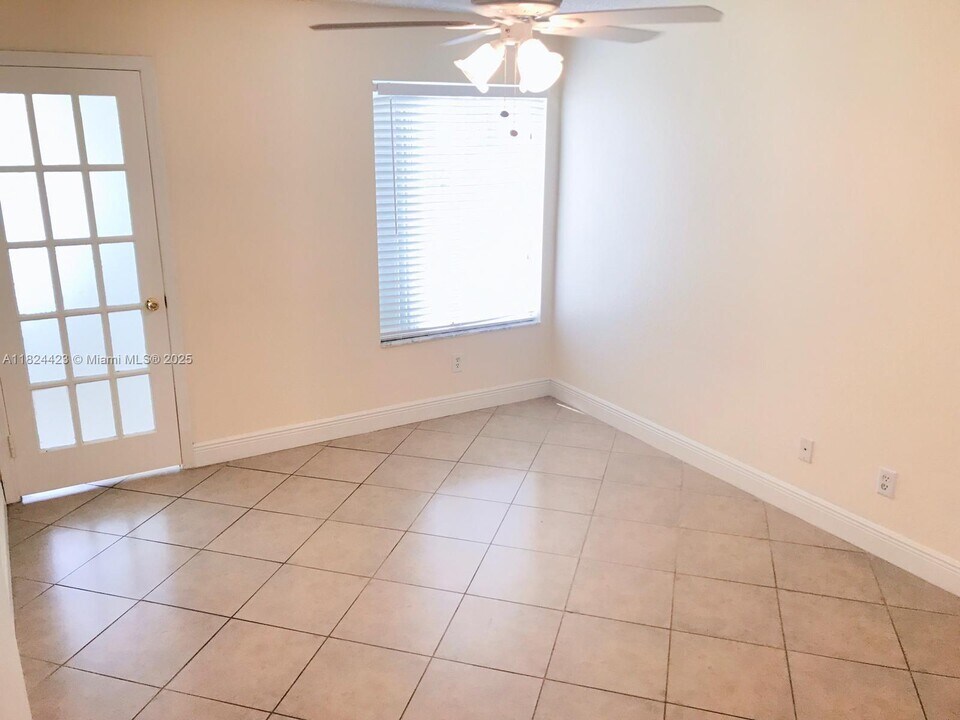 437 Vista Isles Dr in Plantation, FL - Building Photo