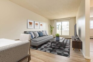 Delton Place in Edmonton, AB - Building Photo