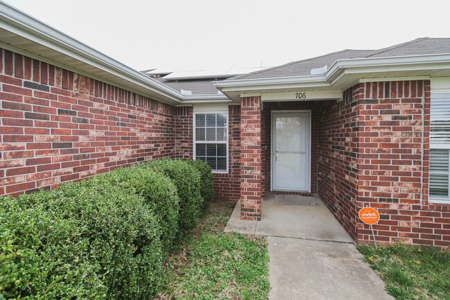 706 SW Sandrock Rd in Bentonville, AR - Building Photo - Building Photo