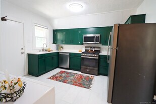 190 Montauk Ave in New London, CT - Building Photo