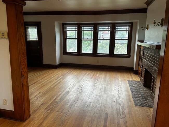 5223 W Wisconsin Ave, Unit Upper