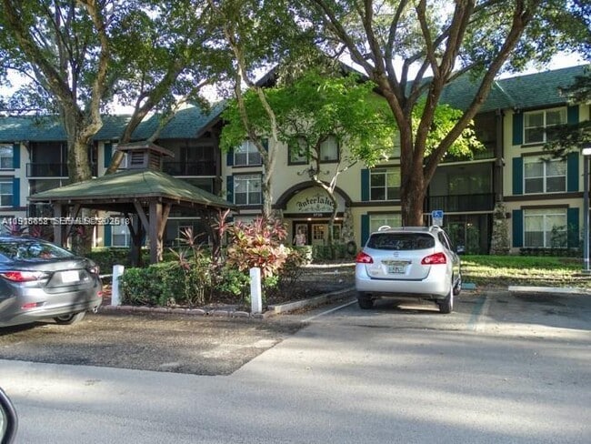 3720 Inverrary Dr in Lauderhill, FL - Building Photo - Building Photo