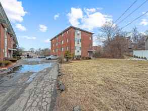 78 Atlantic St, Unit 206 in New Britain, CT - Foto de edificio - Building Photo