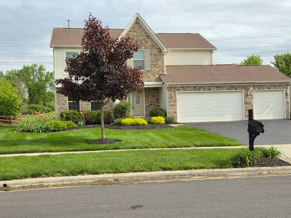 2771 Abbey Knoll Dr in Lewis Center, OH - Building Photo