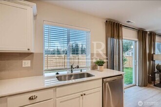 13915 198th St E in Graham, WA - Foto de edificio - Building Photo