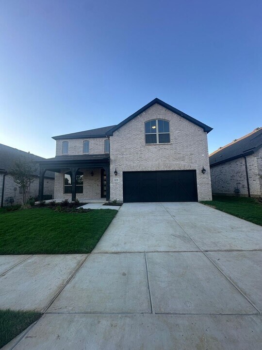 613 Florence Trl in Krugerville, TX - Building Photo