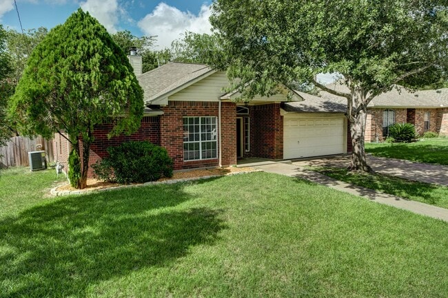 Beautiful 4 Bed, 2 Bath in a Great Location! in College Station, TX - Building Photo - Building Photo