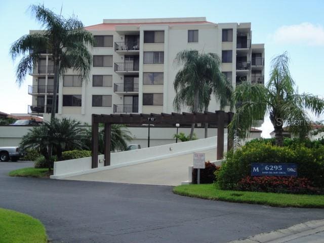 6294 Bahia Del Mar Cir in St. Petersburg, FL - Foto de edificio
