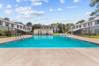 TOWNHOMES AT SOUTH HIGHLANDS in Shreveport, LA - Foto de edificio - Building Photo