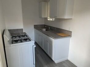 1026 Elm Ave, Unit Unit #A in Glendale, CA - Building Photo - Building Photo