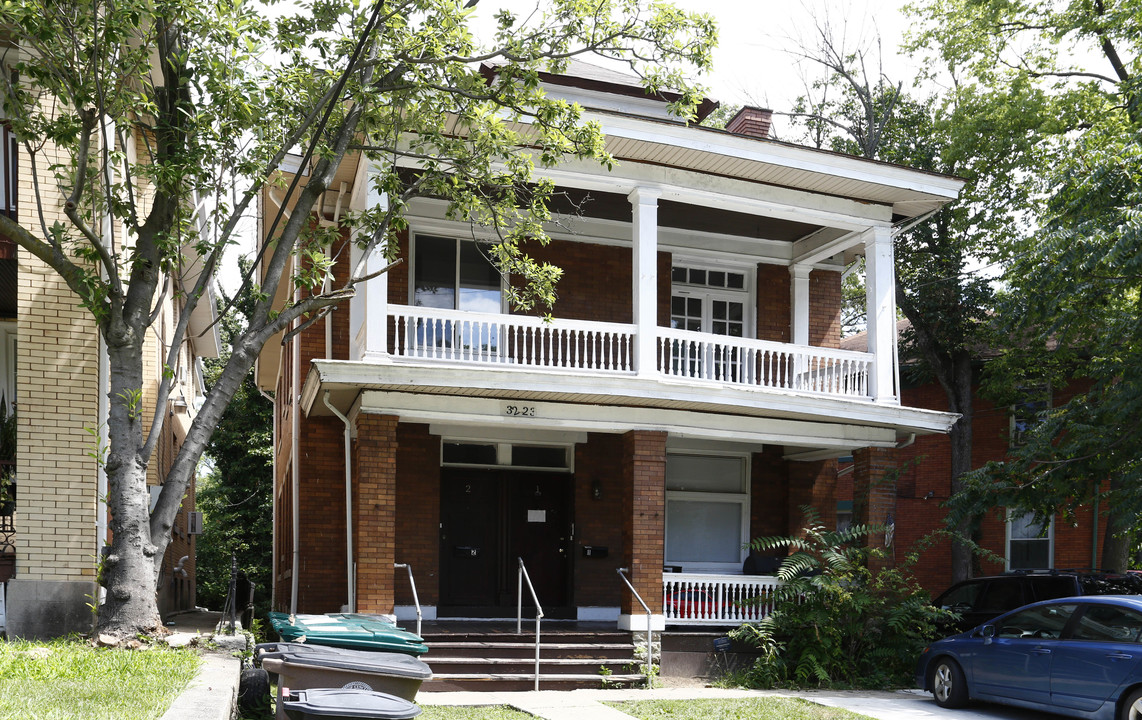 3223 Gilbert Ave in Cincinnati, OH - Foto de edificio