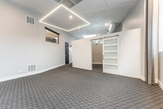 300 N Ogden Ave, Unit 1 in Chicago, IL - Building Photo - Building Photo