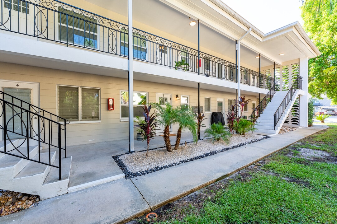 The Corvette Apartments in St. Petersburg, FL - Foto de edificio