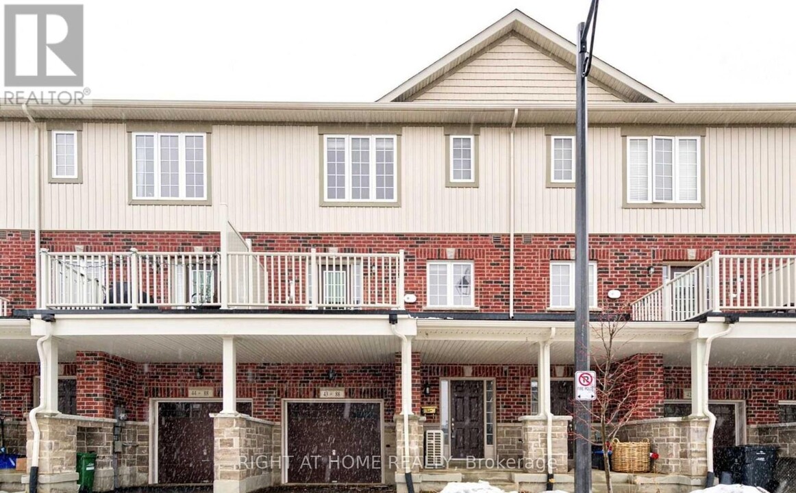 88-88 Decorso Dr in Guelph, ON - Building Photo