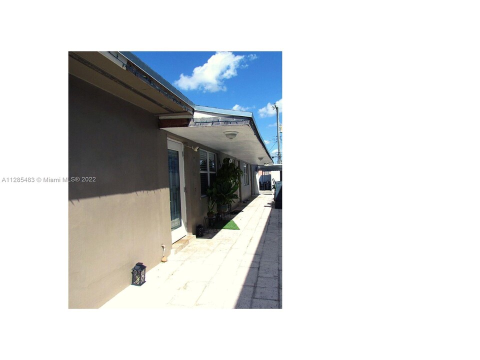 329 W 18th St in Hialeah, FL - Building Photo