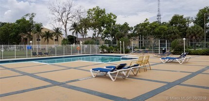 251 Palm Cir W-Unit -206 in Pembroke Pines, FL - Foto de edificio - Building Photo