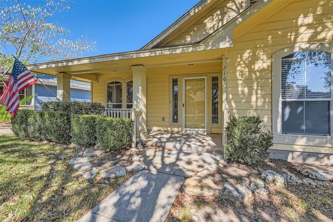 716 Scheel Rd in Kyle, TX - Foto de edificio - Building Photo