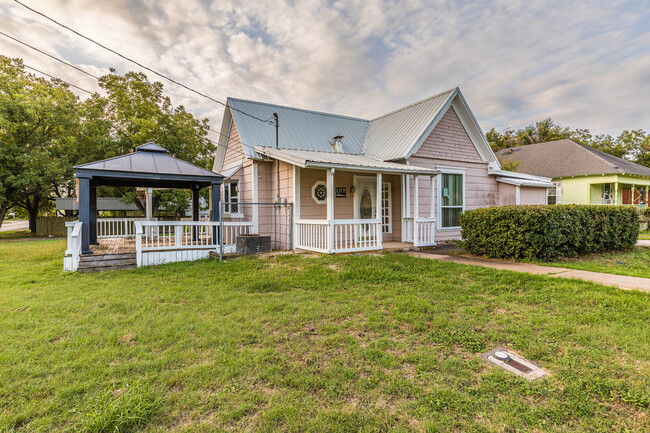 109 W Warren St in Hewitt, TX - Building Photo - Building Photo