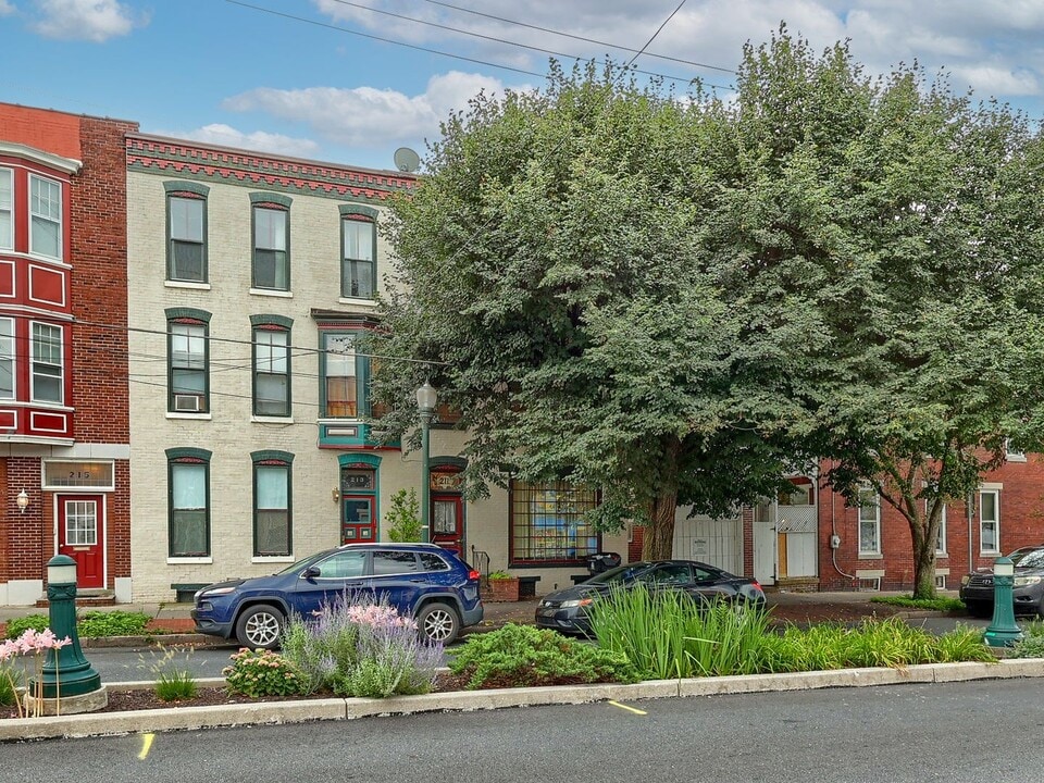 211 Verbeke St in Harrisburg, PA - Building Photo
