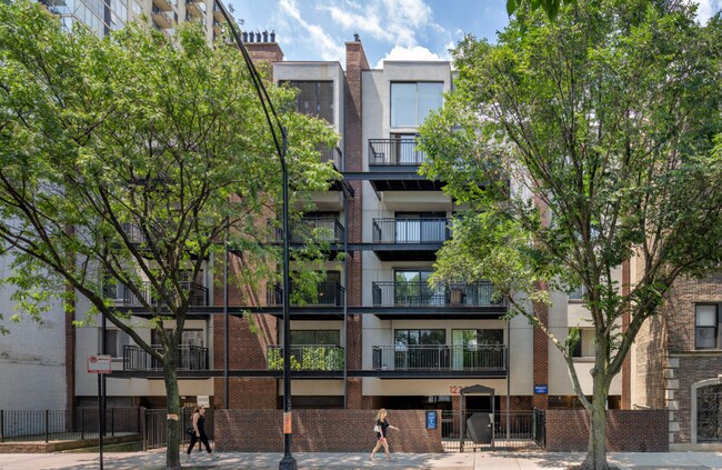 1214 N La Salle Dr, Unit 2J in Chicago, IL - Building Photo - Building Photo