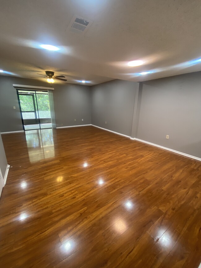 10125 Lake Oak Cir in Tampa, FL - Foto de edificio - Building Photo