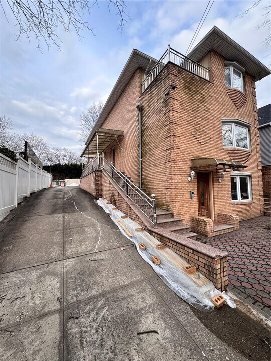 81-15 138th St in Queens, NY - Building Photo