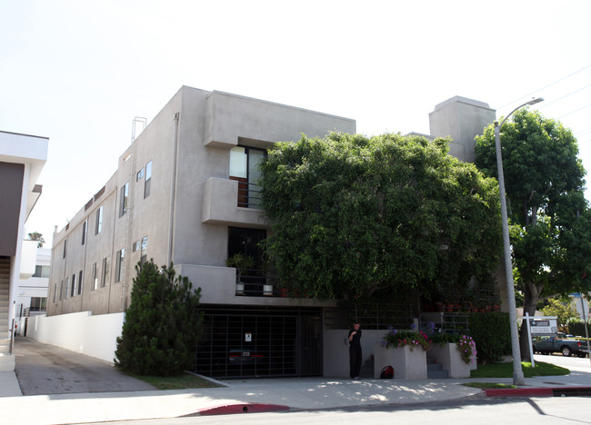 11767 Iowa Ave in Los Angeles, CA - Foto de edificio - Building Photo