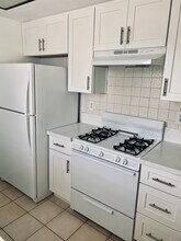 5716 Waring Ave, Unit 202 in Los Angeles, CA - Foto de edificio - Building Photo